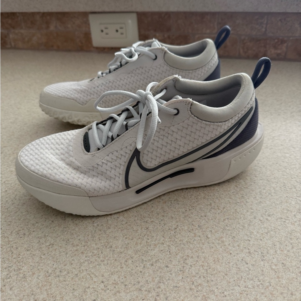 NIKE court pro tennis shoes